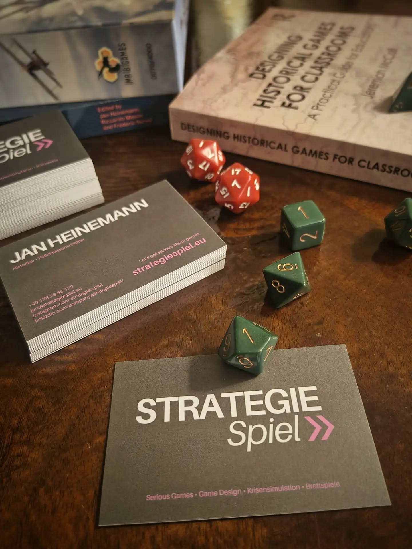 Die Visitenkarten sind gerade rechtzeitig gekommen!

Nächste Woche bin ich als Experte bei einem (Aus-)Bildungskongress im Einsatz, um mit Fachpersonal über die Einsatzmöglichkeiten spielbasierter Bildung zu sprechen. Das Schwerpunktthema ist dieses Jahr „Gesellschaftliche #Resilienz in Frieden, Krieg und Krise”.

Ich freue mich auf viele spannende Gespräche!

#spielbasierteslernen #politischebildung #seriousgames #wargaming instalehrerzimmer