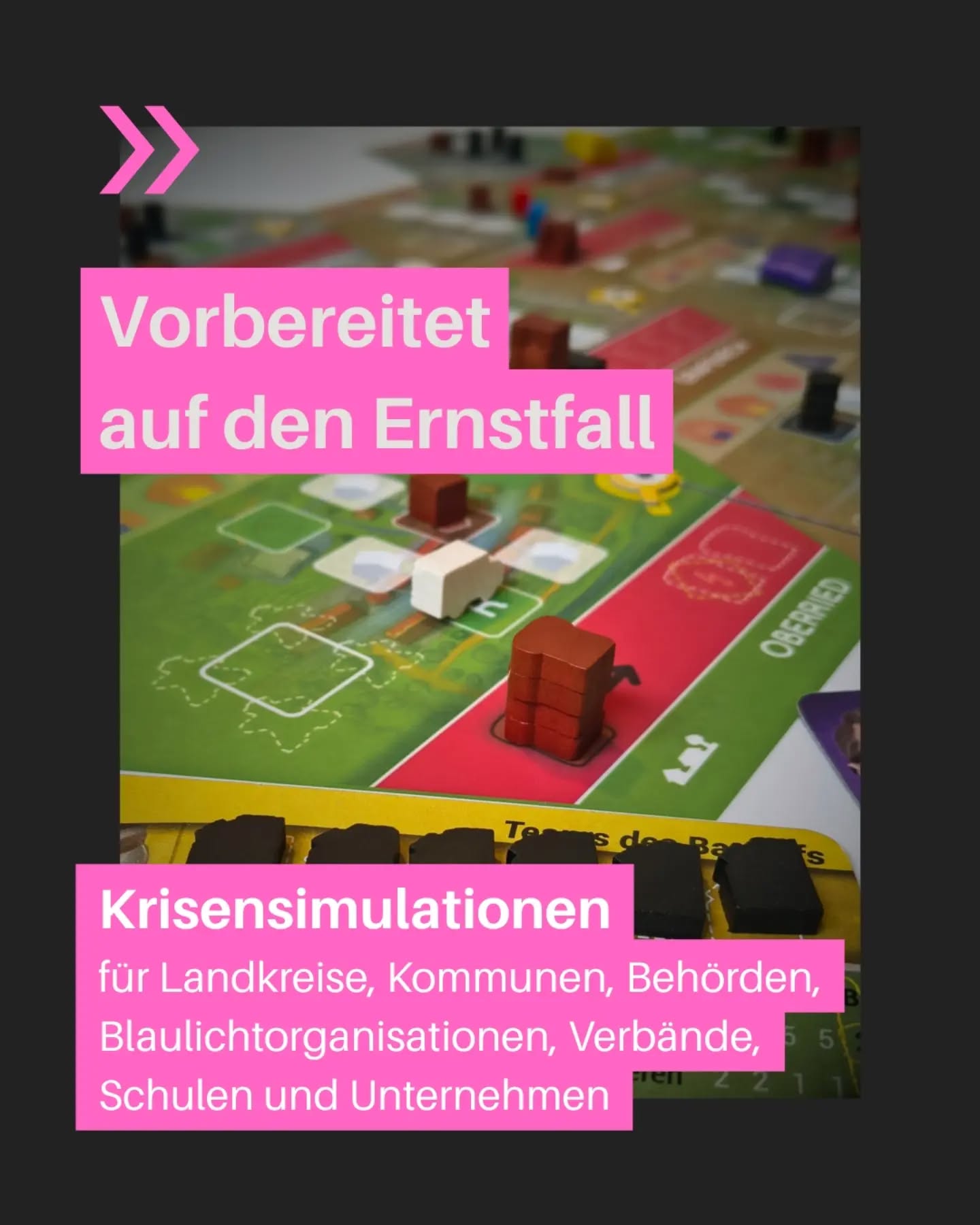 🚨 Heute ist bundesweiter Warntag. Bund, Länder und Kommunen erproben ihre Warnsysteme, die im Krisen- oder Katastrophenfall Bevölkerung und Einsatzkräfte über die Lage informieren.

‼️ Doch Bevölkerungsschutz ist nicht nur einmal im Jahr: Die Gefährdungslage wird durch Klimawandel und hybride Angriffe immer ernster. Neben großangelegten Übungen greifen immer mehr Landratsämter, Kommunen, Behörden, Krisenstäbe, Organisationen und Unternehmen darum auf interaktive Krisensimulationen zurück.

🎲 Professionell angeleitete und entwickelte Planspiele und Serious Games ermöglichen die kritische Auseinandersetzung mit Gefahrenlagen und Krisenplänen, konfrontieren mit unvorhergesehenen Ereignissen und trainieren Entscheidungshandeln und Kommunikation mit Einsatzkräften und Zivilbevölkerung unter Stress und Zeitdruck.

💡 So werden nicht nur kritische Kompetenzen geschult, sondern unbedachte Faktoren erkannt, konkrete Handlungsanweisungen entwickelt und Beteiligte wie Betroffene auf Krisensituationen vorbereitet. Gesellschaftliche Zusammenhalt und Resilienz profitieren von diesem multiperspektivischen Austausch.

🫂 Zivil- und Bevölkerungsschutz ist auch eine soziale Frage. Viele, die helfen wollen oder im Ernstfall Hilfe benötigen, werden nicht erreicht. Krisenkommunikation und -vorsorge müssen umfassend gedacht werden und gezielt auch weniger integrierte Bevölkerungsgruppen adressieren.

🤝 Hol jetzt ein individuelles Angebote für maßgeschneiderte Workshops und bedarfsorientiertes Gamedesign ein, um der nächsten Krise resilient zu begegnen.

#resilienz #seriousgame #bevölkerungsschutz #warntag #katastrophenschutz